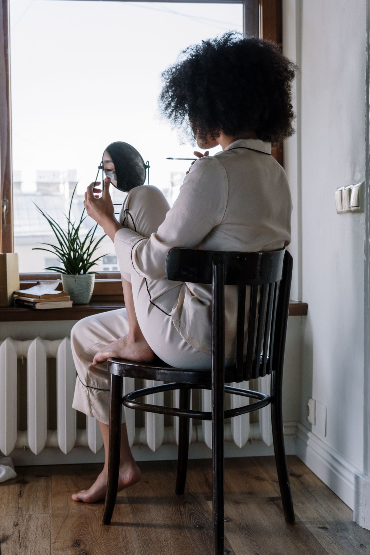 La rutina facial básica: fotografía editorial de morning skincare routine by a window