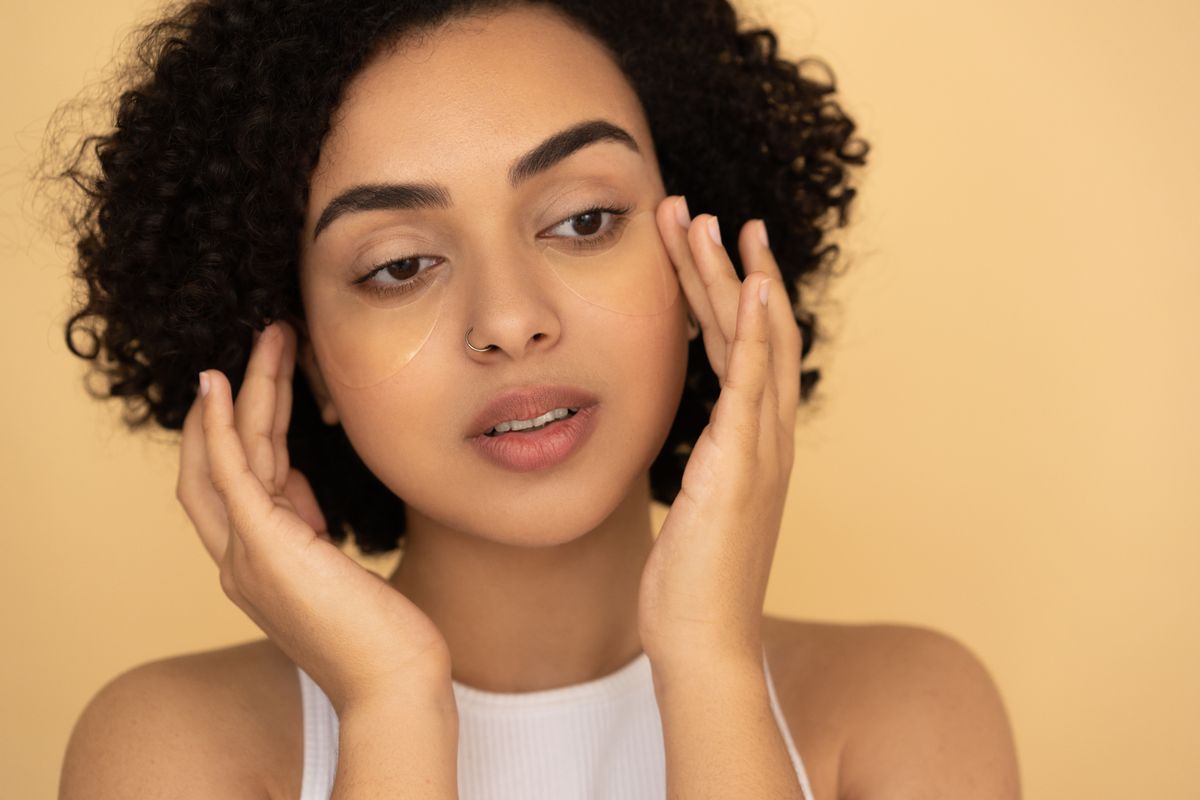 Ejercicios faciales para las patas de gallo: fotografía editorial de cuidado facial con rostro o aplicación cosmética