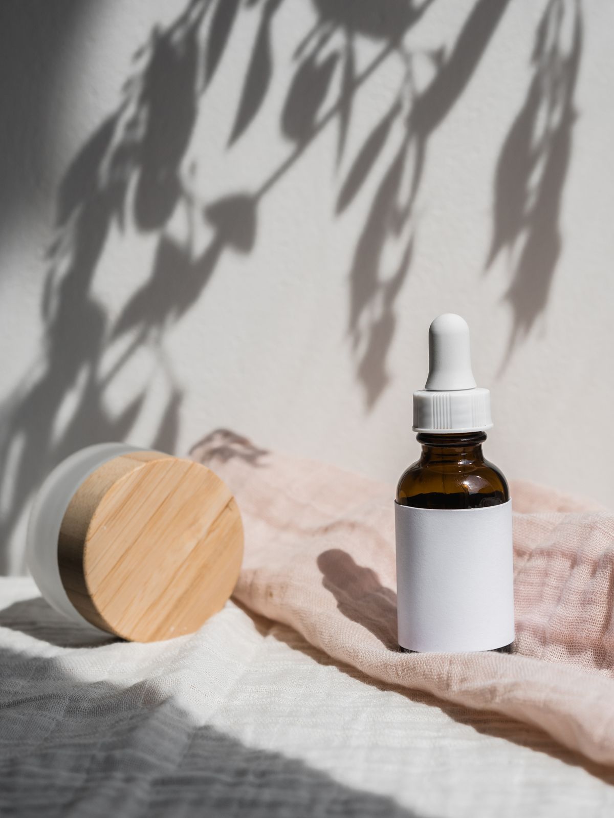 Sérum vs crema: cuándo cada uno: fotografía editorial de composición editorial de un sérum y una crema facial