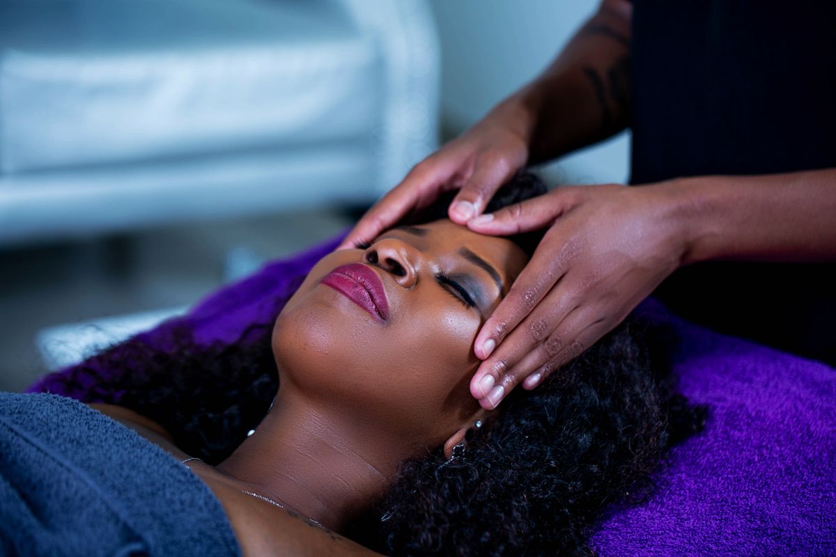 Yoga facial vs bótox: fotografía editorial de masaje facial manual para relajar la expresión