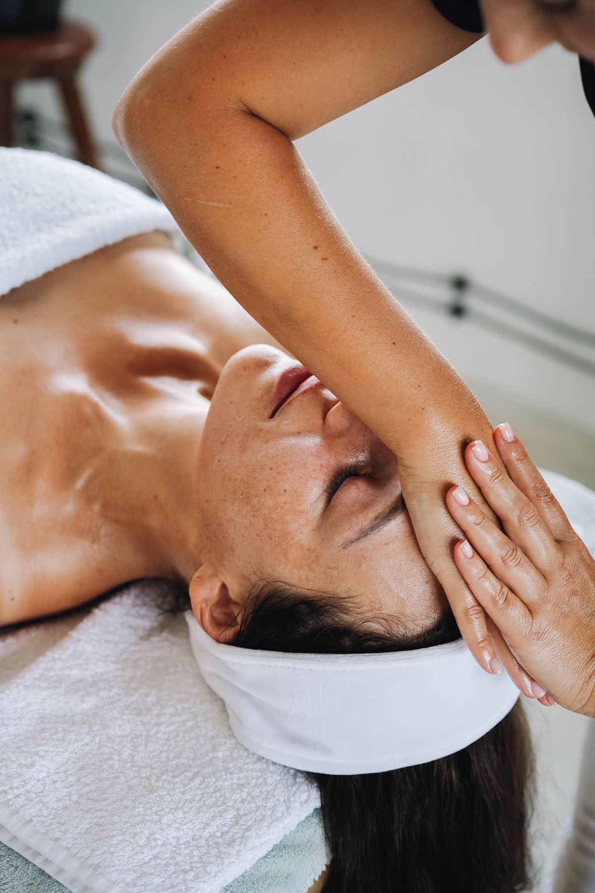 Inflamación facial: fotografía editorial de masaje facial relajante en primer plano