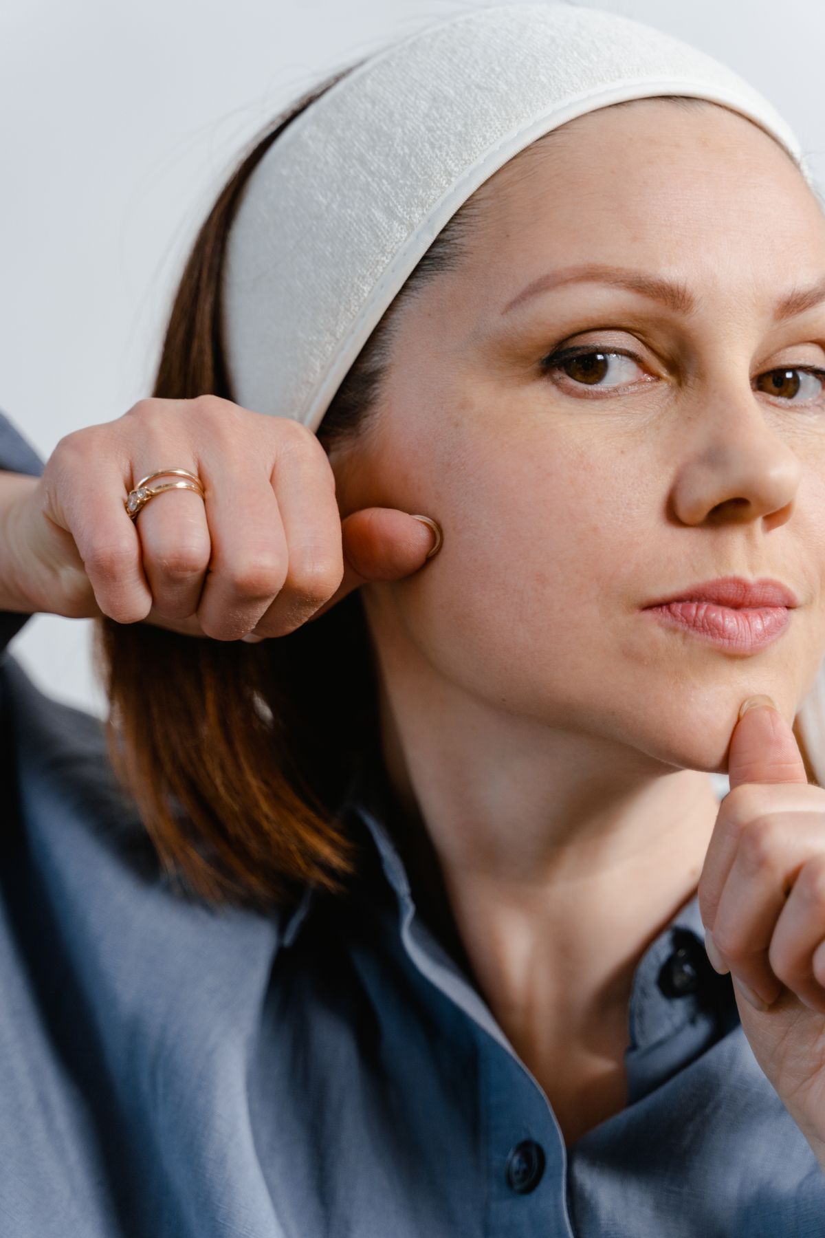 Líneas de expresión: fotografía editorial de masaje facial manual de autocuidado