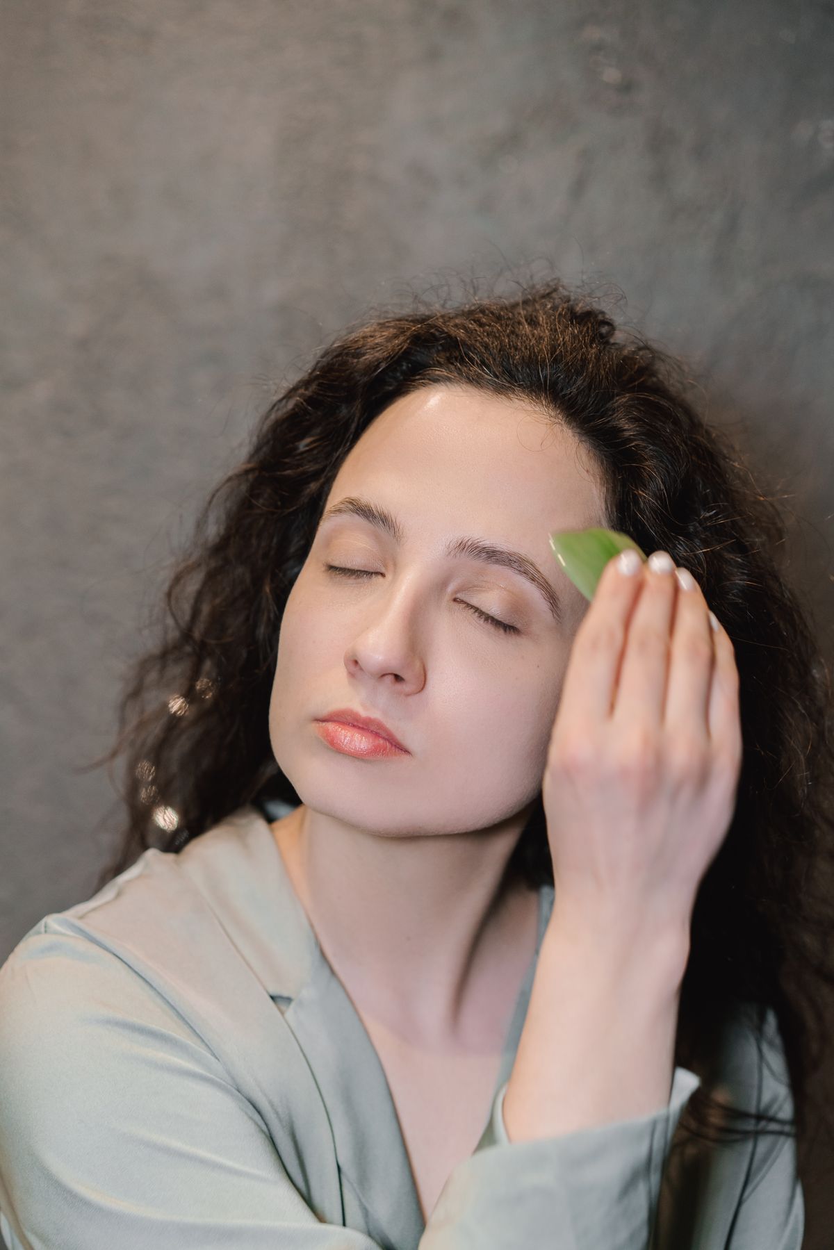 Rutina con gua sha: fotografía editorial de masaje facial con gua sha