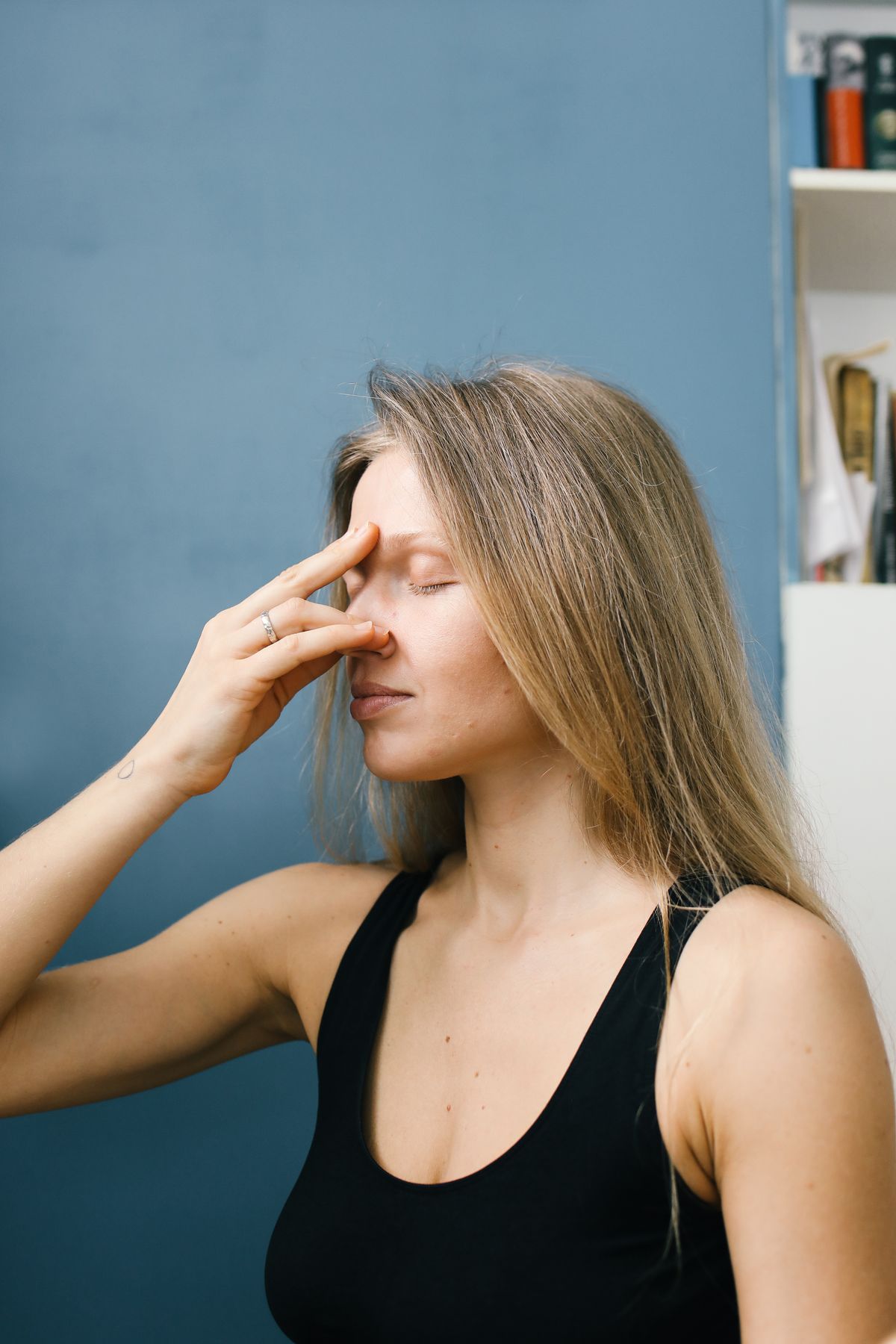 Beneficios del yoga facial: fotografía editorial de cuidado facial con rostro o aplicación cosmética