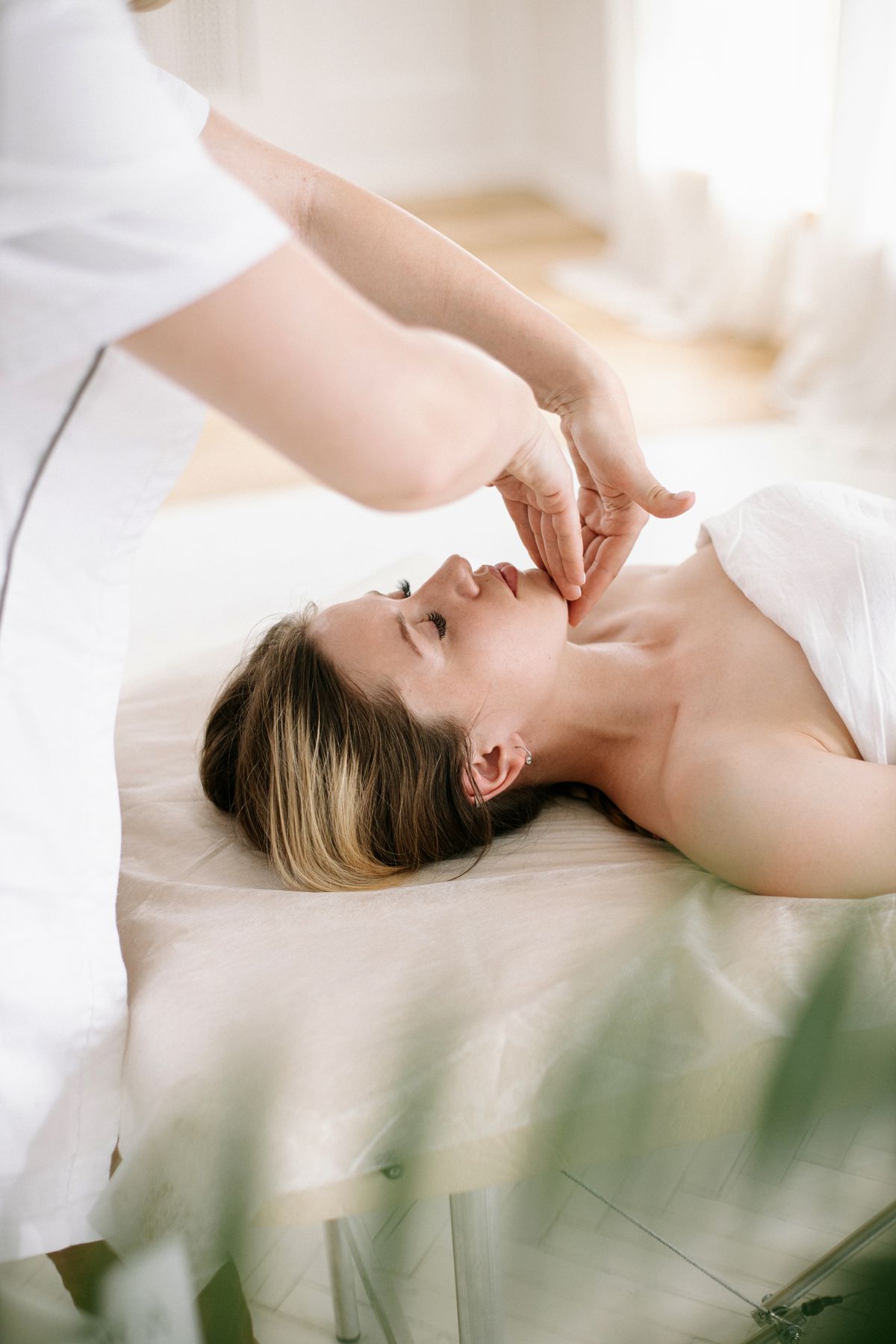 Contraindicaciones del yoga facial: fotografía editorial de cuidado facial con rostro o aplicación cosmética