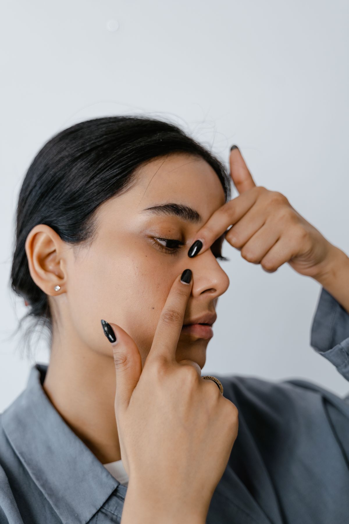Errores comunes del yoga facial: fotografía editorial de cuidado facial con rostro o aplicación cosmética