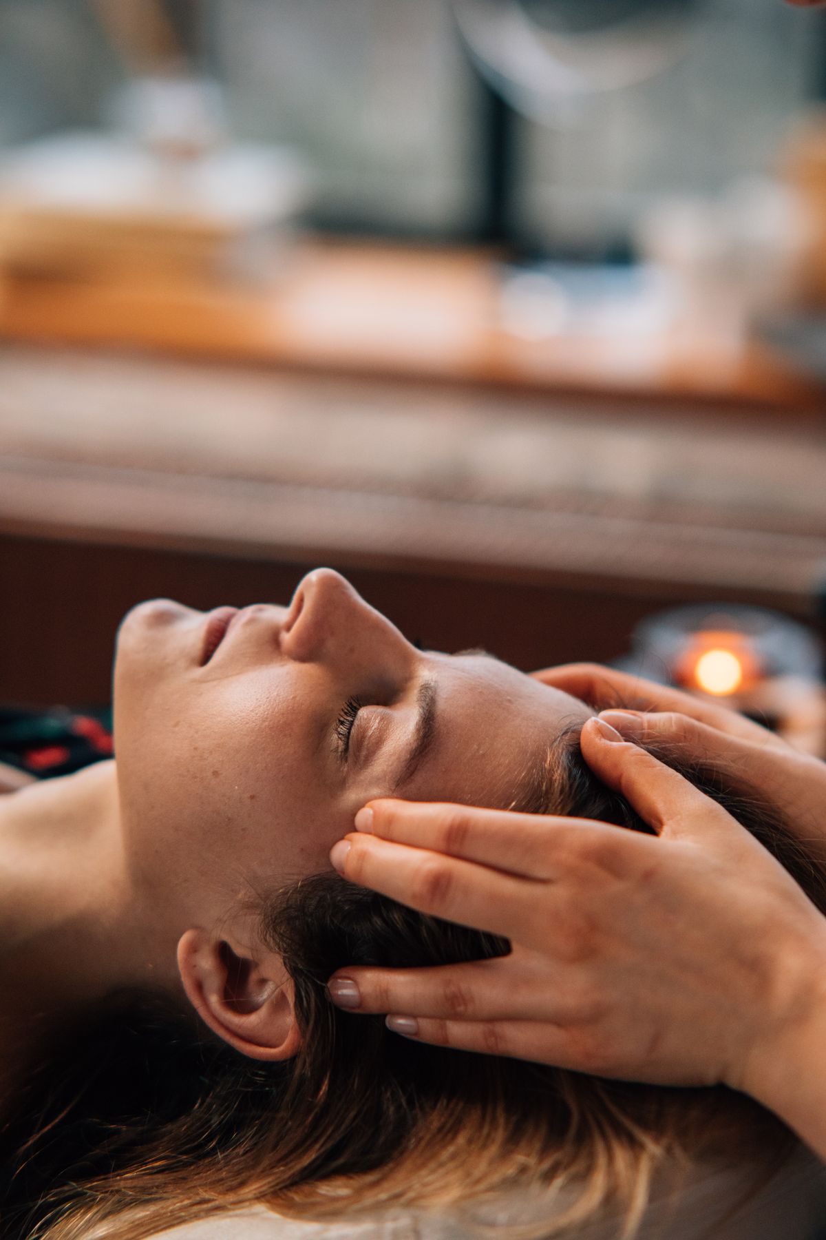 Qué es el yoga facial: fotografía editorial de cuidado facial con rostro o aplicación cosmética